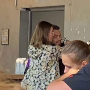 Neue Bilder: Bibi Claßen und Timothy beim Kaffeetrinken