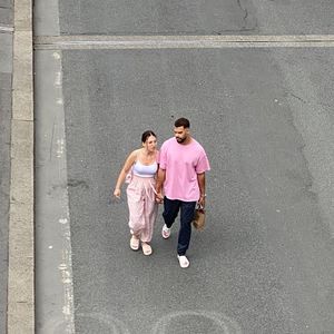 In Paris: Hier halten Bibi Claßen und Timothy Händchen!
