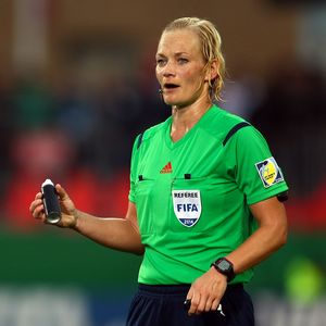 Beleidigung nach roter Karte: Macho-Angriff auf Schiri-Frau