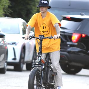 Autsch: Hier fällt Justin Bieber glatt von seinem Einrad!