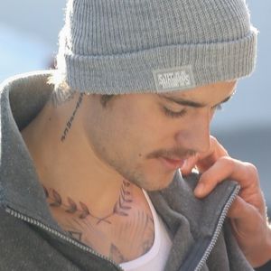 Neues Tattoo: Justin Bieber trägt Lorbeerkranz um den Hals!