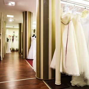 "Zwischen Tüll und Tränen"-Braut sucht Kleid im Naked-Stil