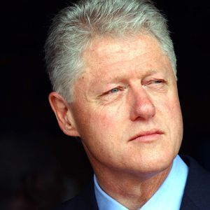 Skandalöse Bilder: Bill Clinton von Epstein-Opfer massiert!
