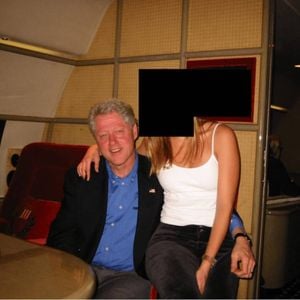 Bill Clinton begrüßte Epstein-Gäste im blauen Kleid