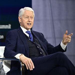 Bill Clinton liegt mit hohem Fieber in einem Krankenhaus