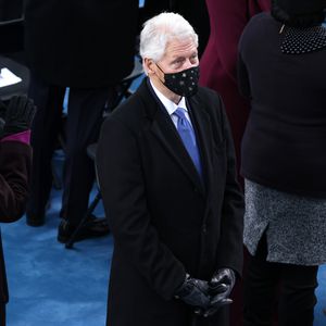 Netz-Hit: Clinton schlief bei Bidens Vereidigung fast ein
