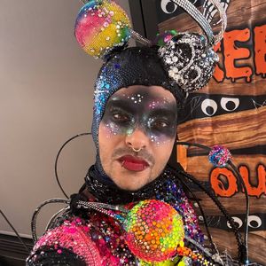 Bill Kaulitz funkelt an Halloween als glitzernde Galaxis