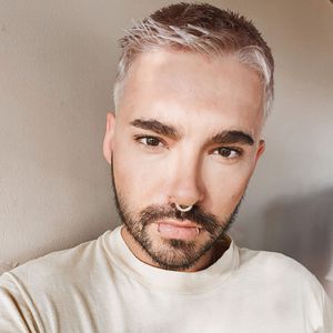 Blonder Buzz-Cut: Bill Kaulitz überrascht mit Make-over