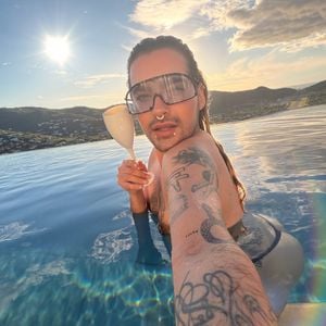 Im Pool: Bill Kaulitz teilt freizügigen Neujahrsgruß