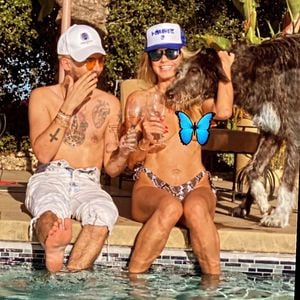 Heidi Klum entspannt ohne Top mit Bill Kaulitz am Pool