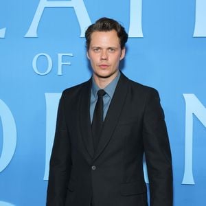 Bill Skarsgård enthüllt den wilden Namen des Familienchats