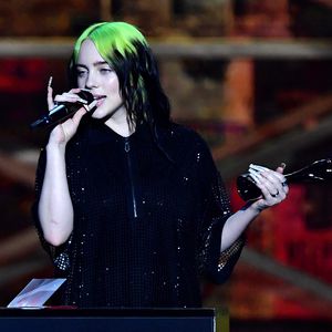 Billie Eilish gab ihren Debütauftritt von "No Time to Die"