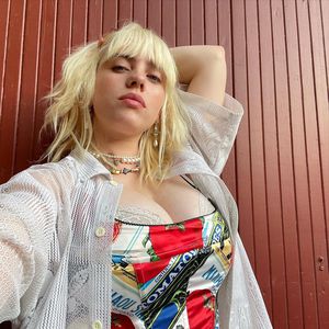 Nach Kritik an neuem Look: Billie Eilish zeigt Mittelfinger