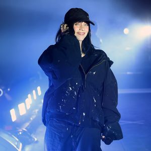 In Schwarz: Billie Eilish leger auf dem Coachella-Festival!
