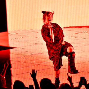Am Fuß verletzt: Billie Eilish bei Gig von Bühne getragen!