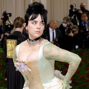 Keine Star-Allüren: Billie Eilish fliegt in der Economyclass