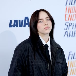 Billie Eilish von Gegenstand mitten ins Gesicht getroffen