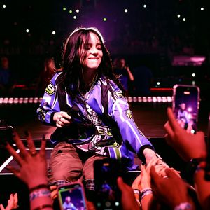 Arm verdreht: Billie Eilish wird von einem Fan angegriffen