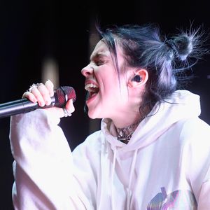 Doch nicht geklaut: Billie Eilish kriegt Ring von Fan wieder