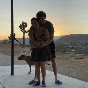 Seltener Post mit Baby: Billie Lourd zeigt sich beim Stillen