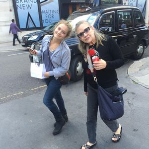 Throwback: Billie Lourd teilt Pic mit Mama Carrie Fisher (†)