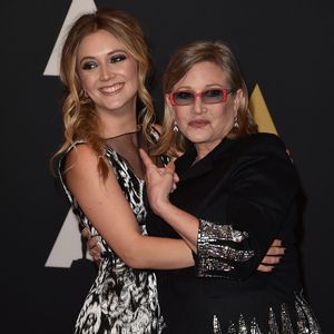 So emotional gedenkt Billie Lourd ihrer Mama Carrie Fisher