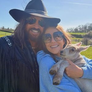 Elizabeth Hurley teilt verliebte Osterfotos mit Billy Ray