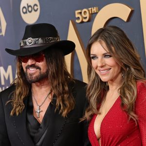 Elizabeth Hurley und Billy Ray Cyrus turteln bei CMA Awards