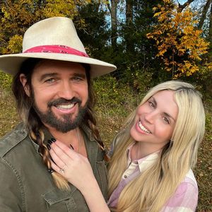 Nach Verlobung: Billy Ray Cyrus und Firerose turteln im Netz