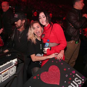Optisch das Gegenteil von Miley: Noah Cyrus ganz düster!