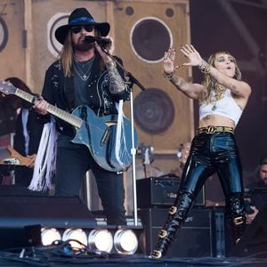 Papas Schuld: Miley Cyrus hat sich als Kind am Kopf verletzt