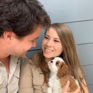 Chandler und Bindi Irwin verzaubern Fans mit Welpennachwuchs