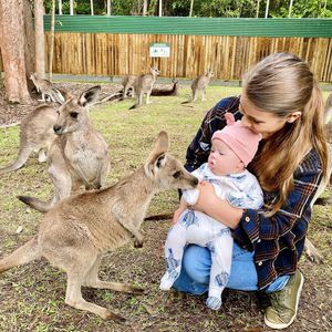 Hier trifft Bindi Irwins Baby Grace Warrior kleine Kängurus