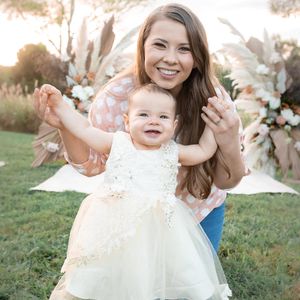 Bindi Irwin lädt Fans zum Geburtstag ihrer Tochter Grace ein