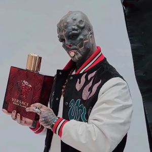Große Karriere als Model? Black Alien shootet für Versace