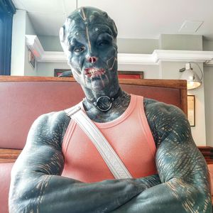 Finger amputiert! Webstar transformiert sich zu einem Alien