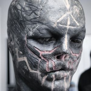 Gesicht zerschnitten: Black Alien schockt mit Transformation