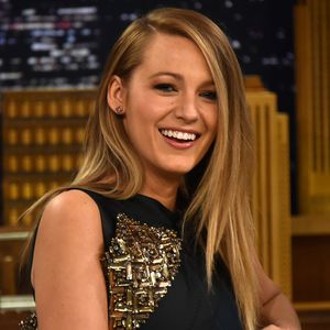 Sexy Bein-Show: Blake Lively ist ein fröhliches Hai-Opfer