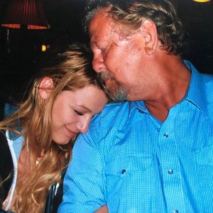 Blake Lively teilt Throwback-Pic mit ihrem verstorbenen Papa