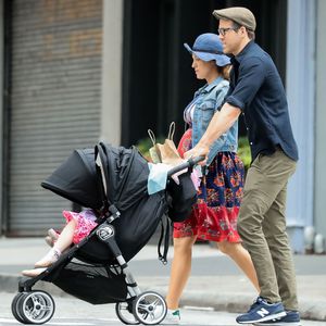 Schwanger-Style: Blake Lively mit großer Babykugel unterwegs