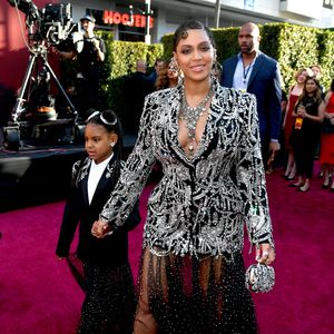 So elegant: Beyoncé und Blue Ivy strahlen bei Hochzeit!