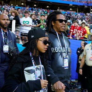 In lässigem Look: Blue Ivy mit Papa Jay-Z beim Super Bowl!