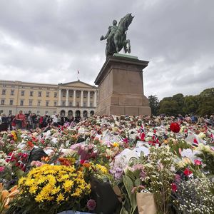 Drei Brände am Blumenmeer für verstorbenen König Harald V.