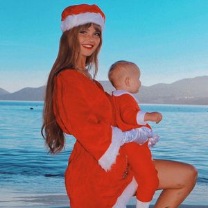 Weihnachten mal anders: Bonnie & Goldie als Santas auf Ibiza