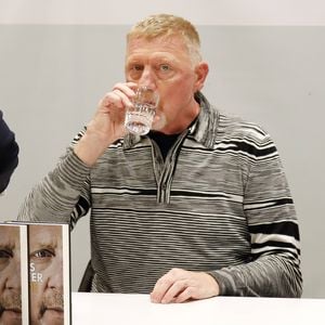 Kein Interesse? Boris Beckers Signierstunde bleibt fast leer