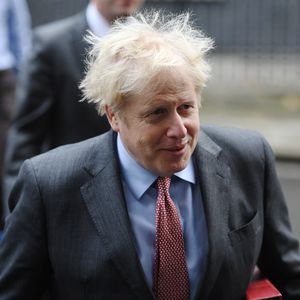 Kein Kamm? Boris Johnson entschuldigt sich für wilde Frisur