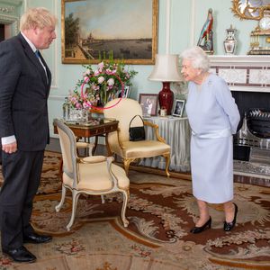 Hat die Queen hier das Foto von Meghan und Harry versteckt?