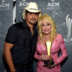 Brad Paisley kämpft bei Dolly-Parton-Hommage mit den Tränen