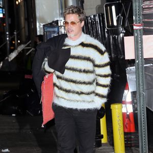 Irgendwie lässig: Brad Pitt im Kuschelpullover unterwegs!