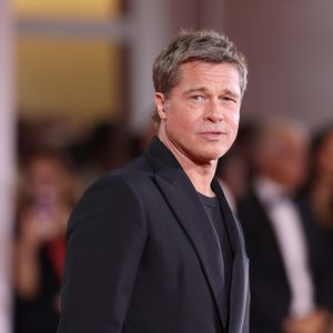 Brad Pitt präsentiert am Filmset seine neuesten Tattoos